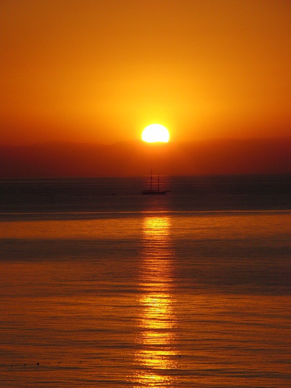 Восход. Парусник. Фото сделано с балкона отеля в Кемере летом 2009 года