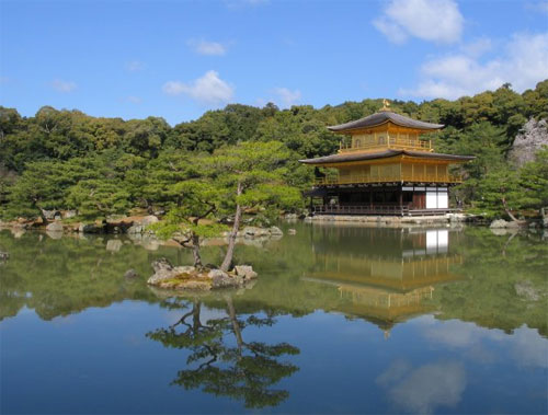 Храм Кинкакуци, Киото. В переводе с японского языка слово Кинкаку-ци означает Храм Золотого Павильона
