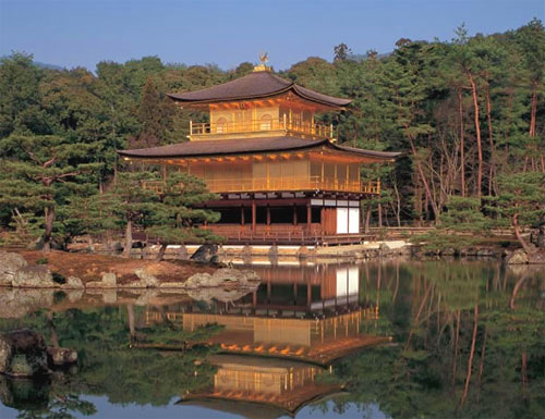 Храм Кинкакуци, Киото. В переводе с японского языка слово Кинкаку-ци означает Храм Золотого Павильона