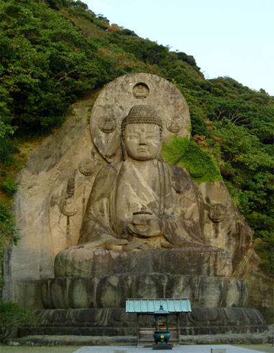 Нокогирияма Нихондзи, Канто. Официально храм именуется Кэнкондзан Нихондзи. Инициаторами начала строительства принято считать императора Сёму и императрицу Комио. Возведение храма было начато в 725 г.