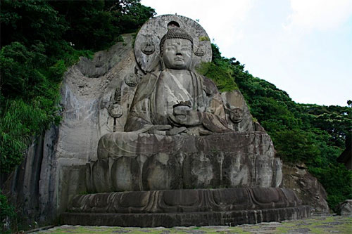 Нокогирияма Нихондзи, Канто. Официально храм именуется Кэнкондзан Нихондзи. Инициаторами начала строительства принято считать императора Сёму и императрицу Комио. Возведение храма было начато в 725 г.